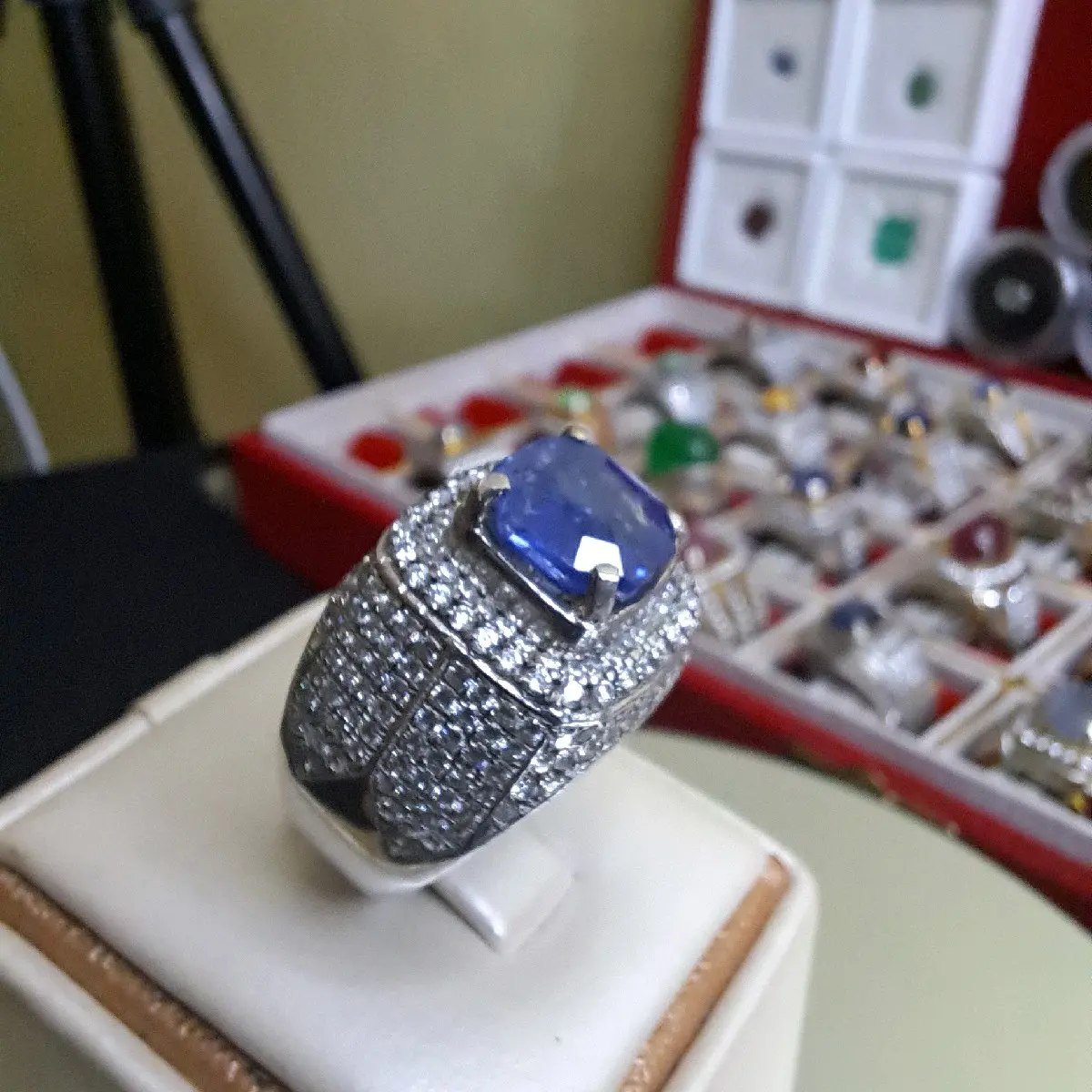 Natural Blue Sapphire                                            (Similar to Royal Blue) 3.98cts                                  Ring Perak 925   Memo Big Lab