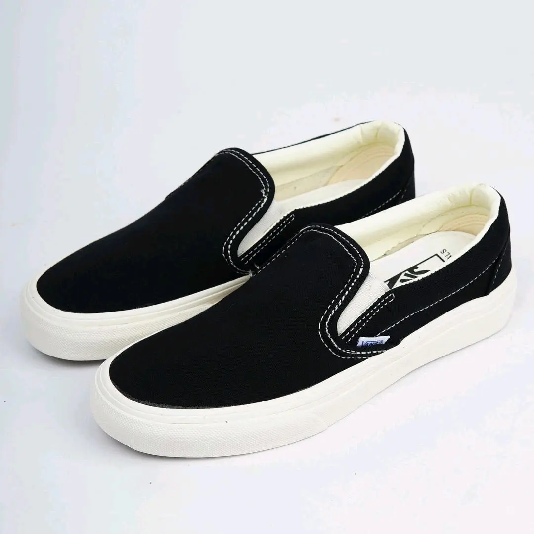 SEPATU VNS SLIP ON BLACK WHITE SEPATI SNEAKERS PRIA DAN WANITA SEPATU SEKOLAH