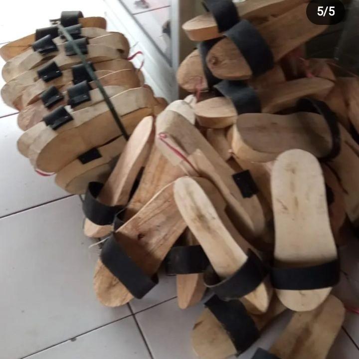 Product Introduction of SANDAL BAKIAK TEROMPAH KAYU POLOS SANDAL MUSHOLA 0