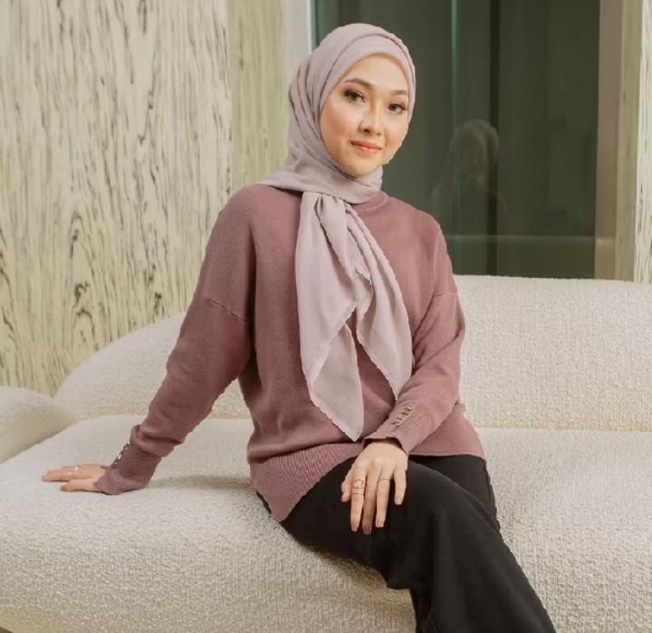 Product Introduction of atasan baju blus rajut kancing tangan Sweater   Oversize Wanita Outer Panjang 2