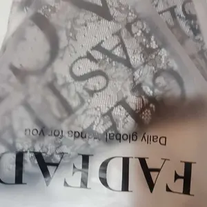 FADFAD Setelan dua potong dengan atasan lengan pendek modis dan celana panjang bermotif baru