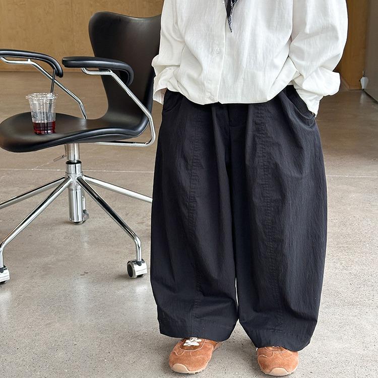 FORM TO RỘNG DÀI QUẦN KAKI PHA GIÓ CÓ ĐƯỜNG CHỈ NỔI Ở GIỮA FORM BAGGY ỐNG RỘNG MÀU ĐEN SÀNH ĐIỆU MẶC THU HO BÉ TRAI VÀ BÉ GÁI - Moji Kids