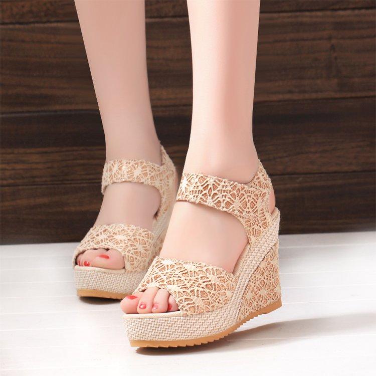 Giày sandal đế xuồng 10cm dành cho nữ kết hợp với váy dạ hội lấp lánh