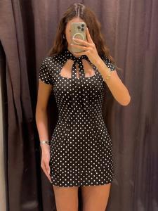 Vestido ajustado para mujer con lunares, aberturas, lazada, mangas cortas, cuello alto, ajuste entallado, cierre con cordones, estilo que favorece caderas, mini; ideal para fiesta, club, citas, vacaciones y uso casual; dulce, elegante, moda de verano.