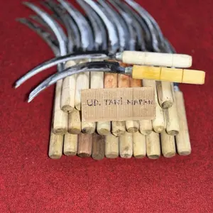Alat Panen Padi Arit Bergigi dengan Gagang Kayu Tahan Lama untuk Petani