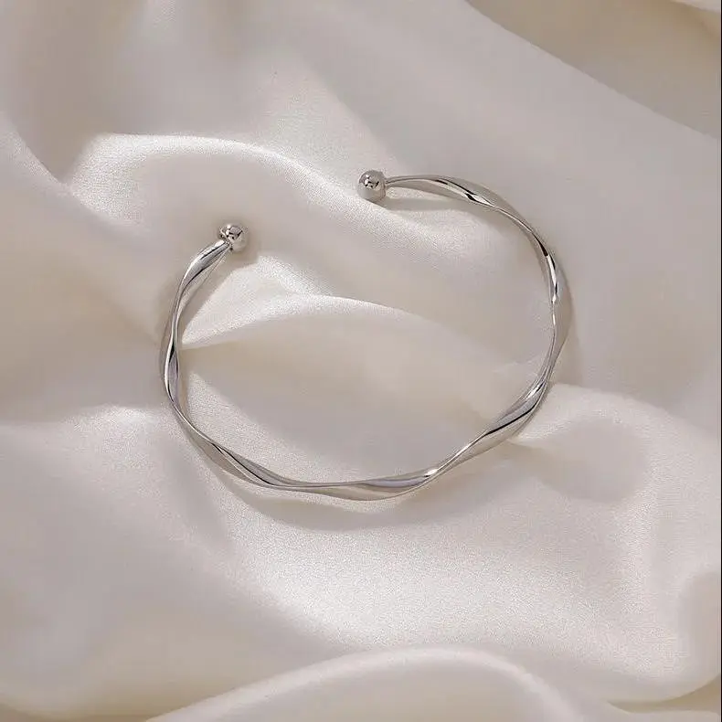 Subtle Twist Mobius bracelet Minimalist fashion high-end girlfriend bracelet