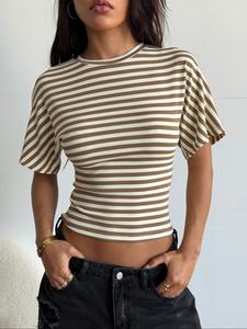 Playera de cuello redondo y manga corta para mujer en tejido de punto con rayas marrón y blanco, ajuste delgado, dobladillo corto, alta elasticidad, casual para uso diario, ideal para primavera y verano.