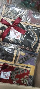 Product Review of Dompet Batik Panjang Besar Resleting Souvenir Nikah & Gift Ukuran 11 cm x 20 cm Motif Random Include Kemasan Plastik Pita dan Kartu Ucapan from h**i 1