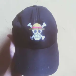 Topi ONE PIECE Anak Fashion Kids untuk Penggemar Karakter ONE PIECE Warna Putih & Hitam