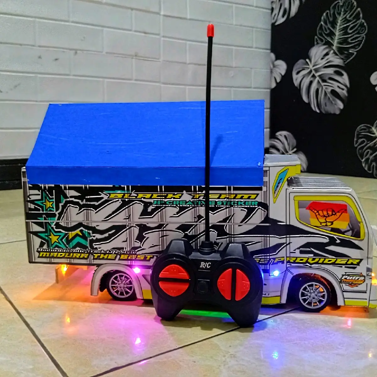 PROMO MINIATUR TRUK GRATIS TAMBAH NAMA DAN FOTO DI BAK BELAKANG MINIATUR TRUK OLENG REMOT CONTROL BONUS BATREY  FULL VARIASI LAMPU DAN TERPAL