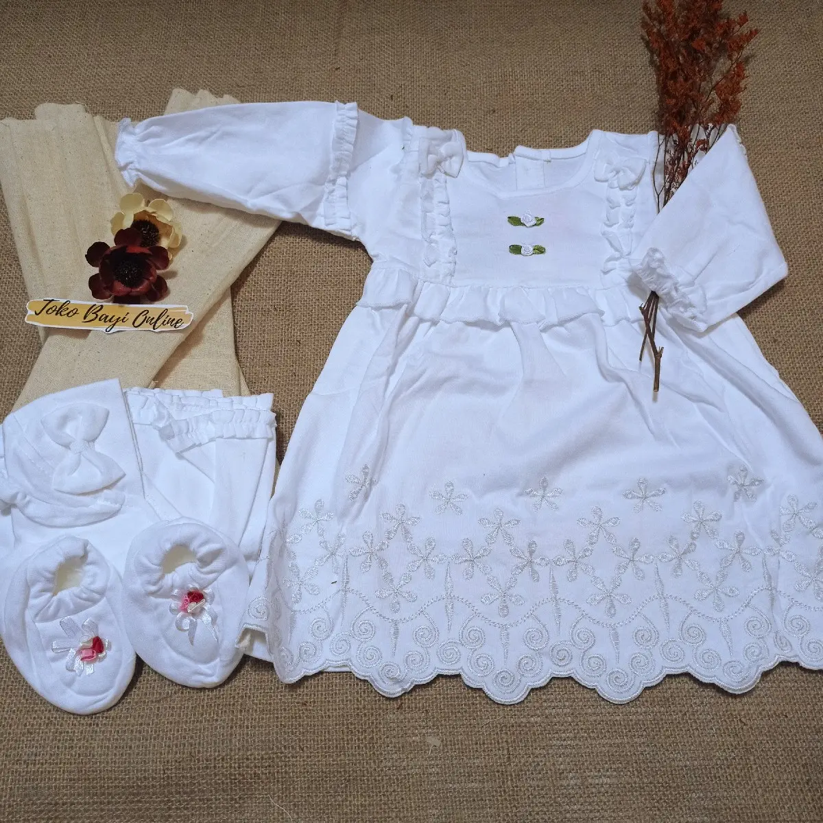Gamis Newborn Baju Muslim Bayi Perempuan Usia 0-6 Bulan, Cocok untuk Aqiqah, Baptis, dan Sehari-hari. Terbuat dari Bahan Kaos Katun, Dilengkapi Variasi Sepatu dan Bordir, Sesuai untuk Acara dan Aktivitas Harian