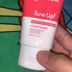[Hot] Glad2Glow Tone Up Cream-Brightening Day Cream Niacinamide Panthenol Hyaluronic Acid Pelembab Harian Tone Up Instant Mencerahkan Kulit Meratakan Warna Kulit Menyamarkan Kemerahan Texture Lembut Flawless Glowing Natural Tahan Sepanjang