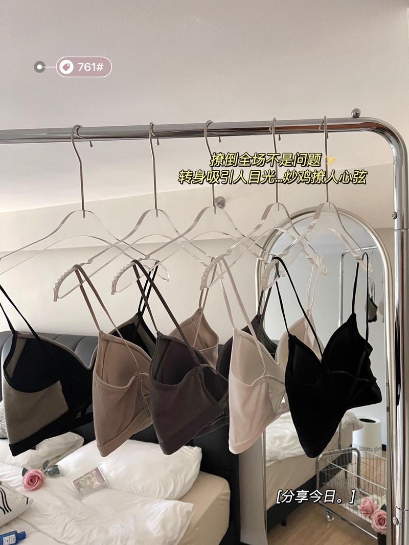Product Introduction of Seamless Back Underwear for Women with Comfortable Belt, Chest Cushion, Hollow Back Fixed Cup, Sweet Chest Deep V Women's strapless 5