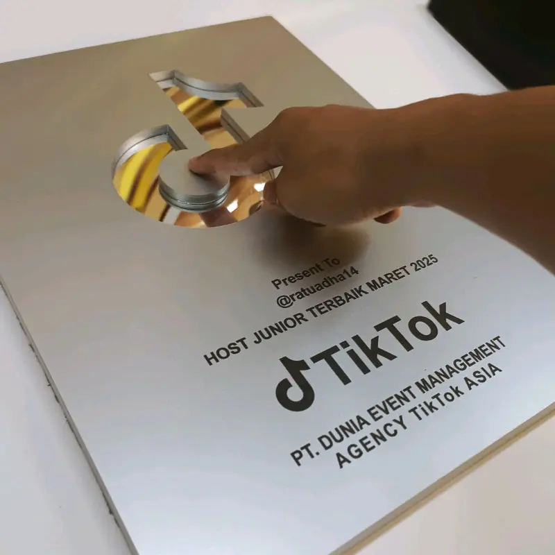 Hiasan dinding TIKTOK, INSTAGRAM SILVER PLAY BUTTON pajangan ruangan tengah rumah kamar wall decor 3