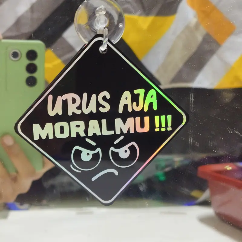 Mainan  Gantungan Kaca Mobil versi Hitam+ Hlogrm 1