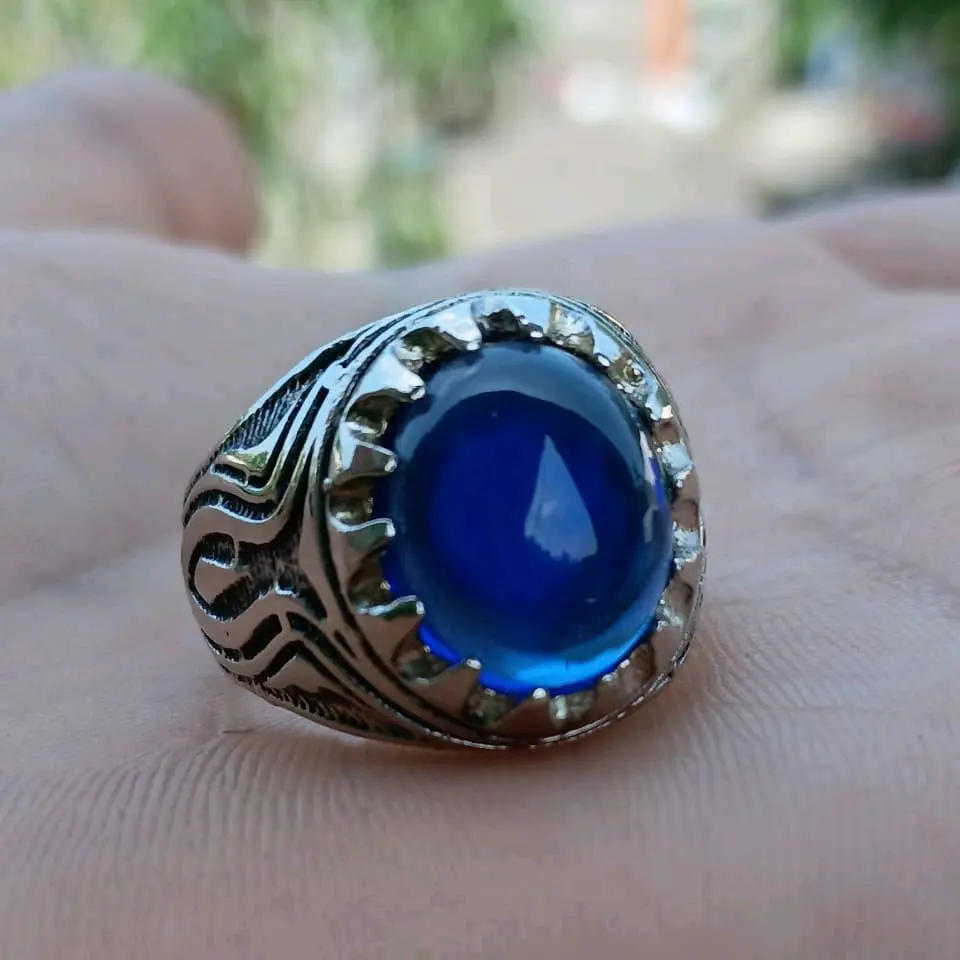 Cincin Batu King Safir Dim 12mm Ring Ukir Elegan dengan Desain Unik dan Kilau Biru yang Menawan