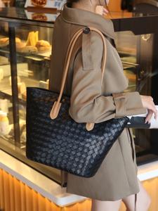 独特なエンボスレザーのトート／ショルダーバッグ、カラーブロックストラップ、大容量ハンドバッグ。通勤・ショッピング・カジュアル・ショートトリップなど、用途多彩。