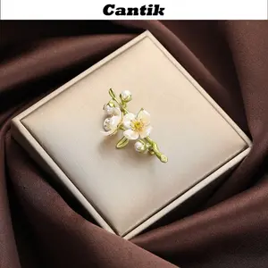 [Cantik]Bros Kelopak Bunga Tembus Cahaya Putih untuk Wanita Aksesoris Elegan Mutiara Warna Pink Muda Y643