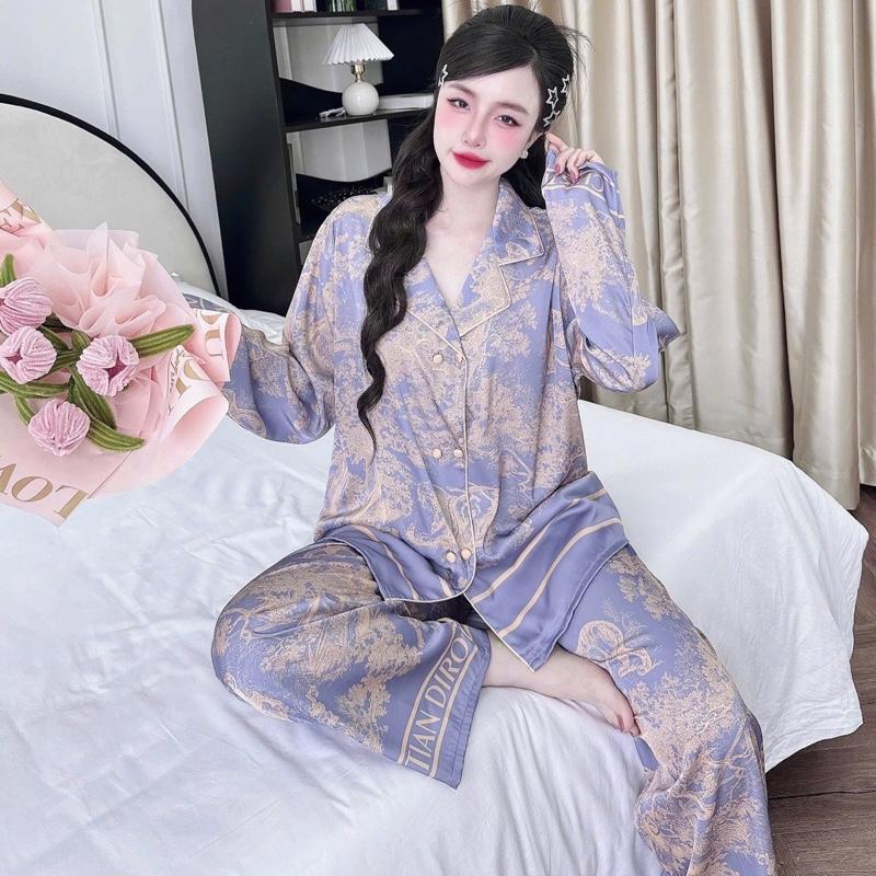  Đồ Bộ pijama lụa latin hoạ tiết rừng nền màu tím đậm phối rừng vàng nhạt  sang trọng bigsize từ 60 đến 90kg 