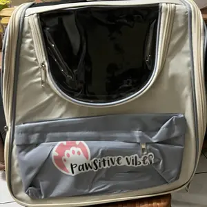 PawSitive Vibes Tas Ransel Kucing Anjing Tas Travel Hewan Peliharaan Anti Air & Mudah Dibersihkan - Desain Praktis & Nyaman - Ukuran 37x25x34cm - Pet Cargo Kucing Anjing Blacan