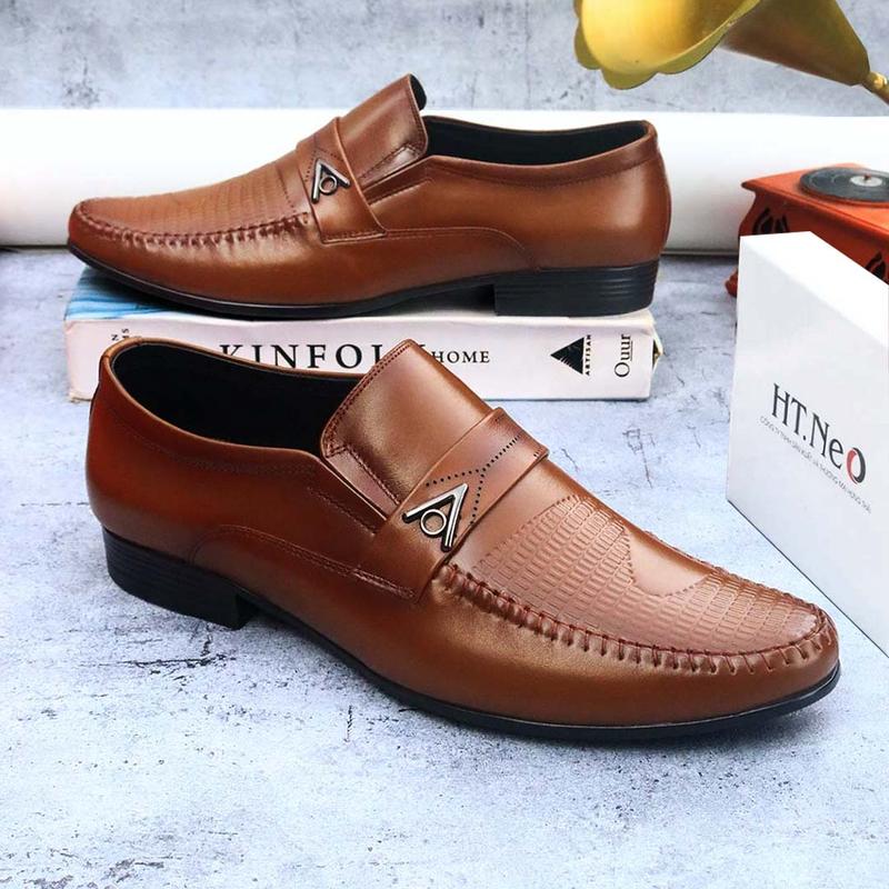 Giày nam da bò cao cấp chính hãng HT.NeO Giày nam đẹp 2025 đi chơi đi làm kiểu dáng mũi nhọn quai da đính kim loại vắt ngang đế cao su 3cm phong cách trẻ trung lịch lãm