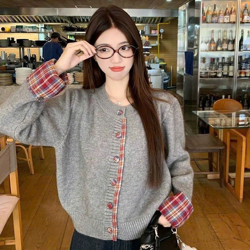 Áo Len Cardigan Dày Cổ Tròn Viền Sơ Mi Karo Kẻ Đỏ Hoạ Tiết Vintage Phong Cách Noel Tết Cúc Bọc Len Dệt Kim Lông Thỏ Dày Dặn Form Suông Hottrend Style Basic Cổ Điển Cadigan Camcloset