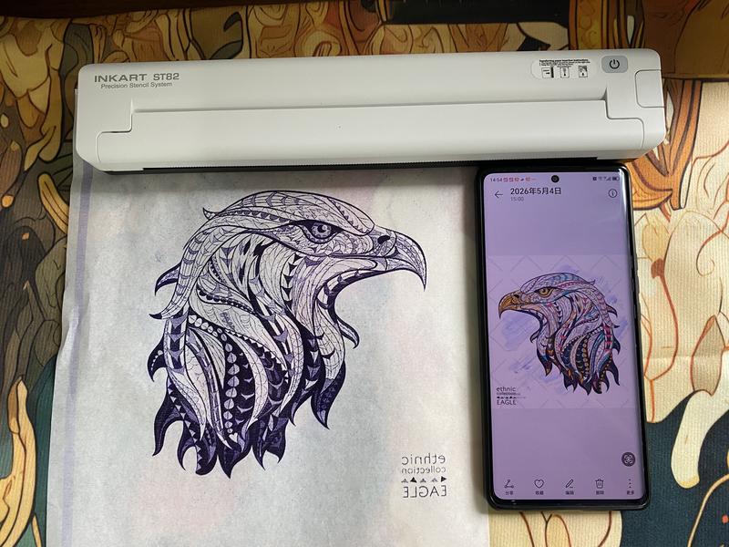 Máy in hình xăm INKART ST82 hỗ trợ in di động không dây và tạo ra hình ảnh quét sắc nét, rõ ràng. Phù hợp cho cả nghệ sĩ vẽ hình xăm chuyên nghiệp và người mới bắt đầu, sản phẩm này dễ mang theo và đi kèm một gói miễn phí gồm 20 tờ giấy chuyển họa tiết x