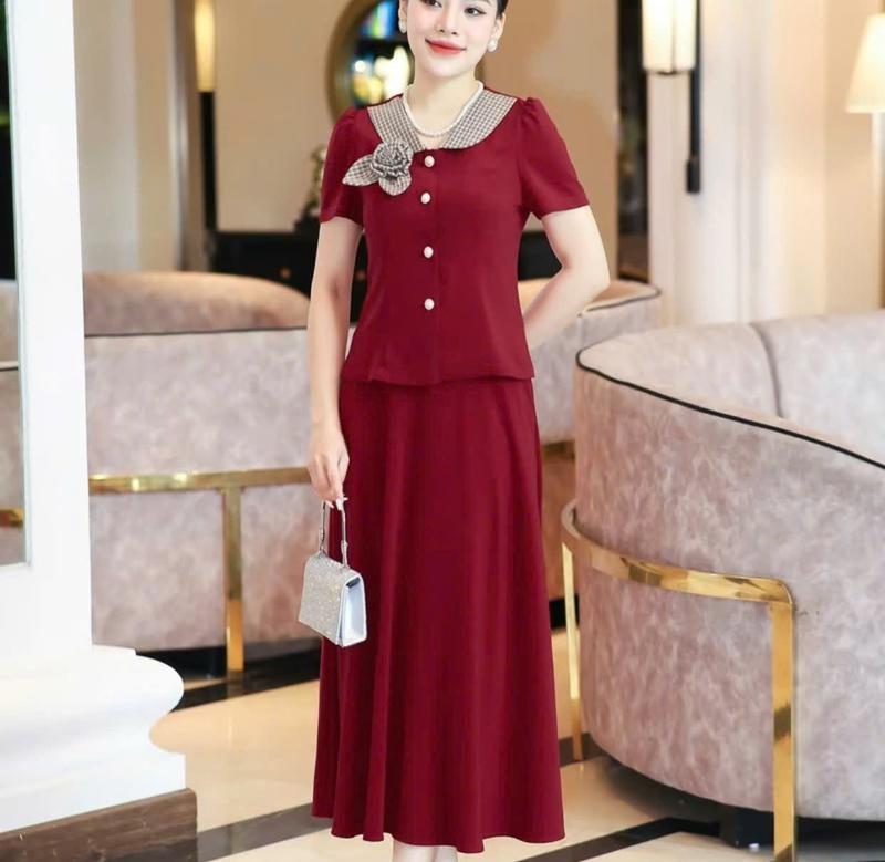 B47 Set váy lụa cổ chữ V kết hợp hoa ở ngực thanh lịch quý phái.