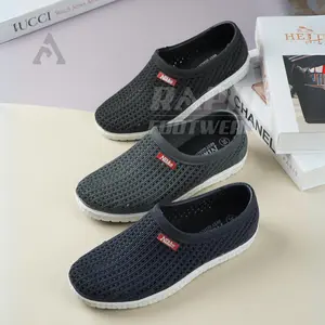 Sepatu Karet Pria berlubang anti air cocok untuk harianSize 39-43