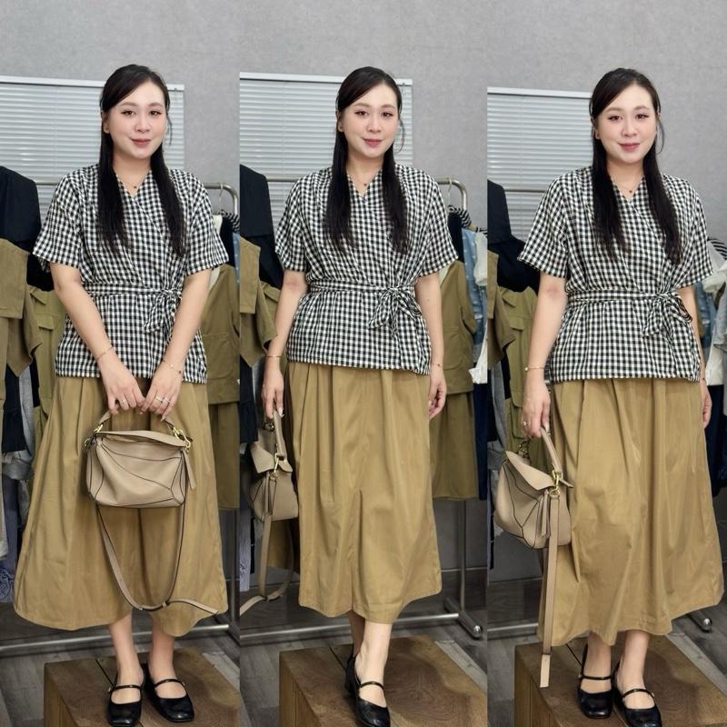 Set áo sơmi kẻ cổ V buộc chân váy xuông nâu CLLEE bigsize nữ (21427) Top