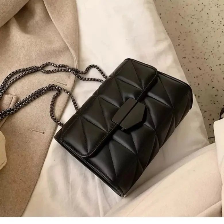 Tas Selempang Wanita ALVEA Model Terbaru dengan Tali Rantai Hitam - Kulit