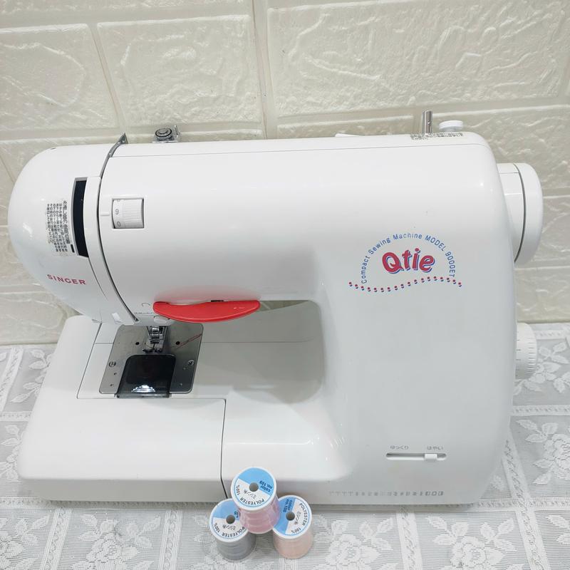 Máy may mini gia đình Singer có chế độ đánh suốt chỉ tự động và đèn chiếu sáng