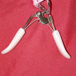 Caramel - Penjepit Bulu Mata Sisir Eyelash Curler Stainless Steel Pelentik Bulu Mata Tahan Lama Eye Make Up Tool