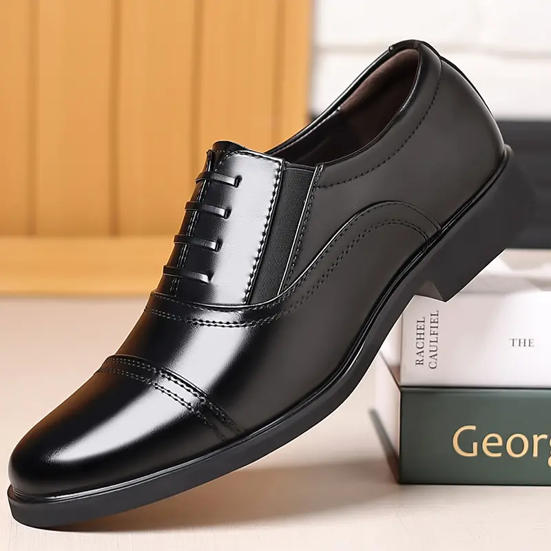 Sepatu pria hitam berkulit tanpa tali, cocok untuk kerja.