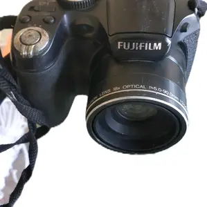 kamera digital fuji film,,kwalitas gambar tajam,jernih,,cocok untu segala bidang foto,,dengan tali selempang yg memudahkan kita untuk membawanya
