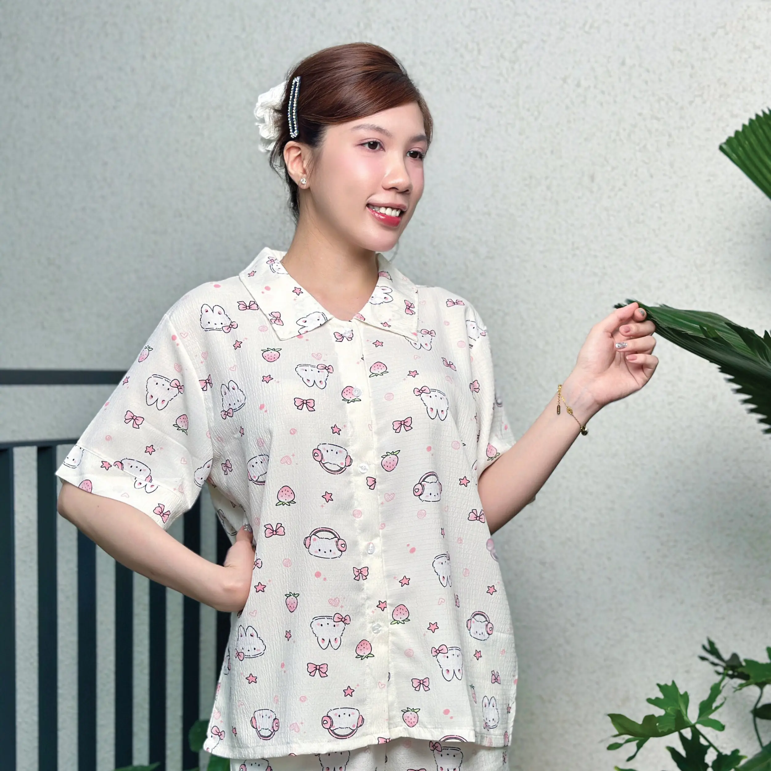 Bộ Pyjama Ngắn Suông Ngắn Tay Cotton Nền Kem Họa Tiết Thỏ Maybi
