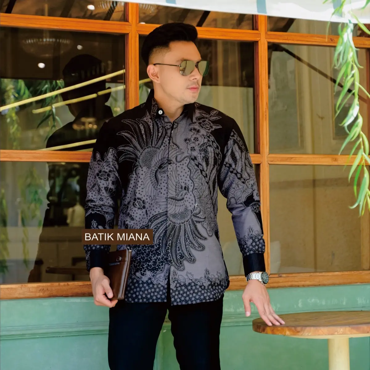 BATIK MIANA MOTIF KALANDRA Kemeja Batik Pria Bahan DOBY Bercorak Outfit Baju Cowok Slimfit Hitam Elegan.
