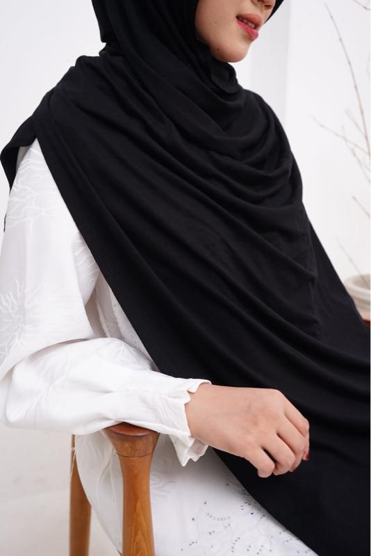 PASHMINA RAYON BLACK Hijab Polos Dewasa Kerudung Muslim Syal Wanita Instan Panjang Basic Hitam Segi Bahan Rayon Premium Nyaman dan Elegan PASHMINA RAYON BLACK Hijab Polos Dewasa Kerudung Muslim Syal Wanita Instan Panjang Basic Hitam Segi Bahan Rayon Premium Nyaman dan Elegan
