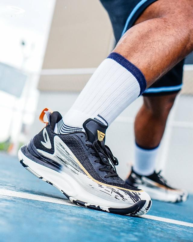 910 Nineten NAKAMI SWISH HITAM PUTIH - Sepatu Basket 1