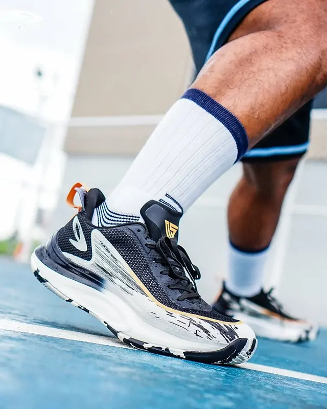 910 Nineten NAKAMI SWISH HITAM PUTIH - Sepatu Basket 1