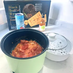 Kompor listrik mini ini cepat panas dan serbaguna, menjadikannya alat bantu memasak yang hebat untuk mahasiswa di kamar asrama.