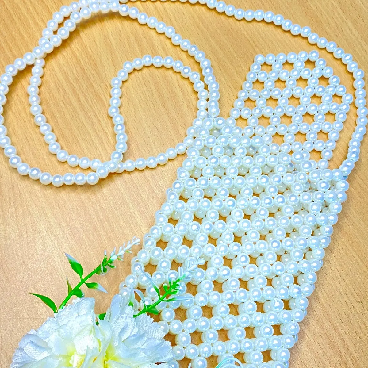 Tas HP buble.terbuat dari manik mutiara ringan,nyaman dipakai,simple dn elegan,warna putih mutiara cantik