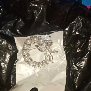 【Jojoo】Fashion Butterfly Brooches Gold Color Pearl Brooch Pins Rhinestone Breastpin for Women hijab