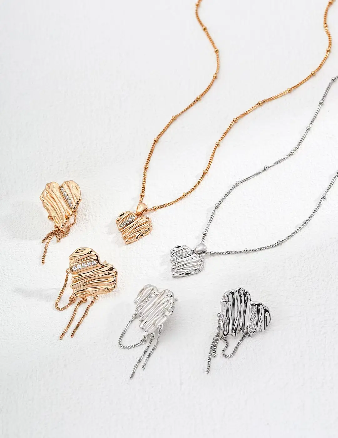 A 2-piece set of S925 sterling silver simple heart-shaped zircon necklace and earrings.Fashionable and elegant,perfect as a festival gift or for wearing to parties.