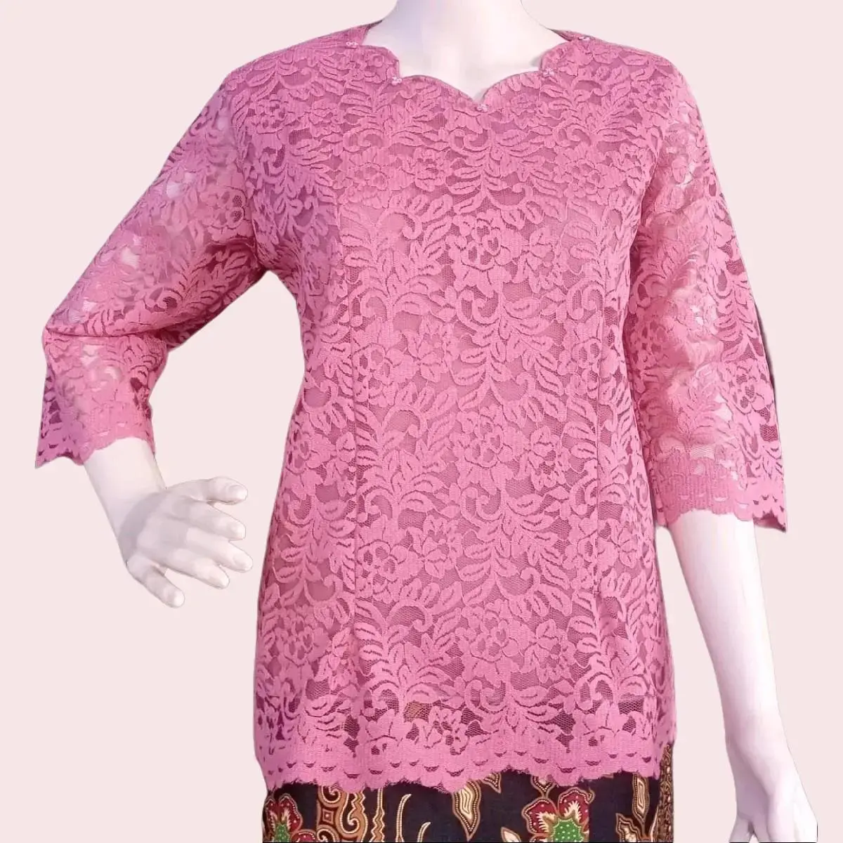 SL Blus Wanita Kekinian Dan Terbaru. Model Sesuai Gambar.  Atasan Brukat Model Terbaru.  Leher Zig Zag Kombinasi Mutiara. Pakai Furiing Adem Resleting Belakang.  Jahit Sendiri Bukan Konveksi. Stok Banyak Bisa Pesan Untuk Seragam.