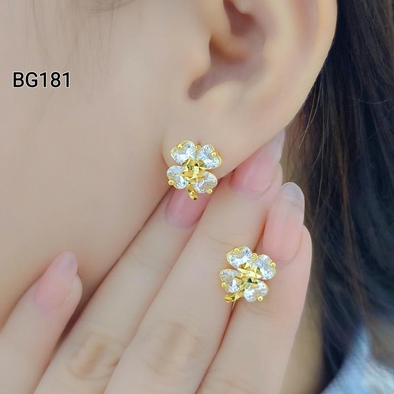  Hoa tai cỏ 4 lá chất Titan đính đá xi vàng không đen khóa bật tiện lợi mẫu hot 