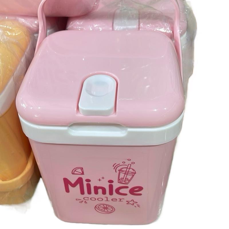 1 cái bình đá 2 lít giữ nhiệt nhựa vuông của dyu tân