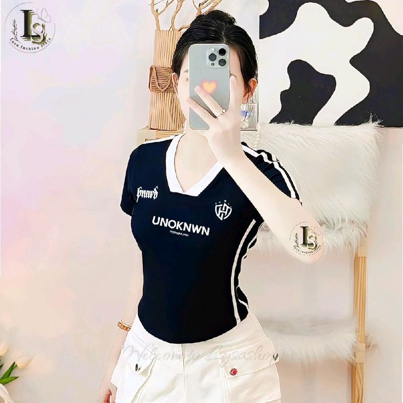  Áo Thun Cotton Bốn Chiều Phối Viền "UNOKNWN" Co Giãn Tốt Thoáng Mát Tay Ngắn Cổ V In Hình Form Basic Dáng Dài Ôm Body Nữ Women Ao Thun Nữ Mặc Hè Áo Nữ Xinh Áo Rẻ Áo Phông Nữ Ôm Body Áo Bó Croptop  Áo Kiểu Độc Lạ Đẹp aothun phoico  ACT02  muahe b bl bbt áo 