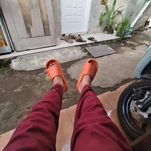 2025 Sandal Selop EVA penawaran khusus cloud bounce cat paw sandal anti-selip nyaman bagian bawah lembut dalam di luar ruangan pria dan wanita pasangan beraneka warna kualitas panas gaya panas hitam putih shoes pantai sendal