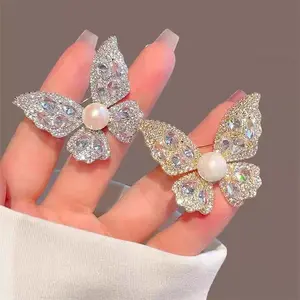 【BATIKETS】Luxury Crystal Butterfly Pearl Brooch Women Niche Exquisite Pin Versatile Coat Suit Accessories